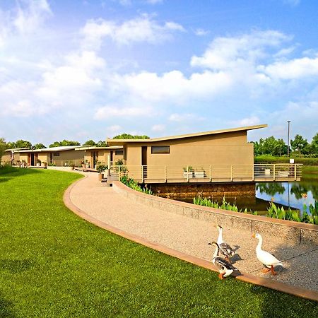 Life At Repose- Lake Villas Resort & Club Chor Warodra Exterior photo